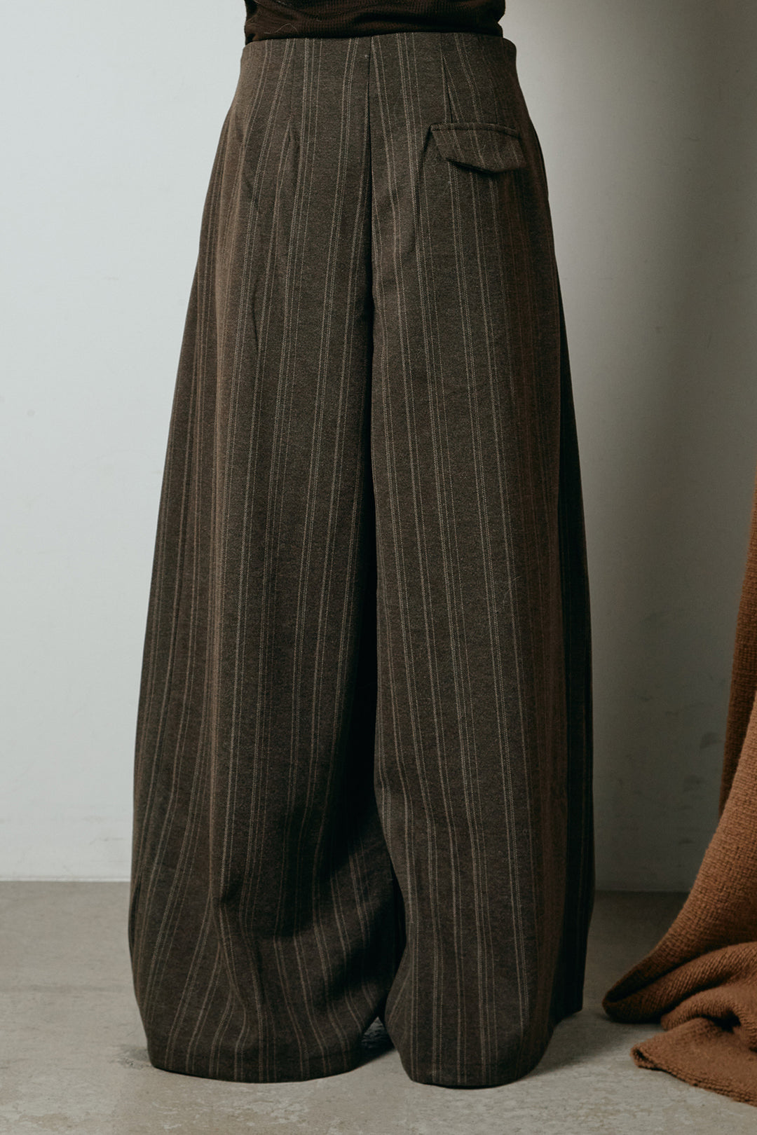 [SET]ネック巻きデザインニットトップス+タック入りマルチストライプ柄ワイドパンツ(2set)