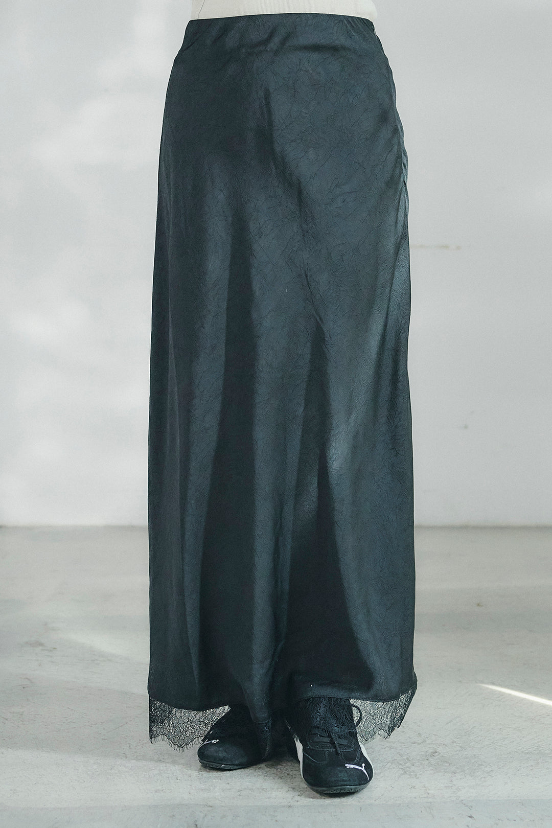 バイアスナローサテンスカート