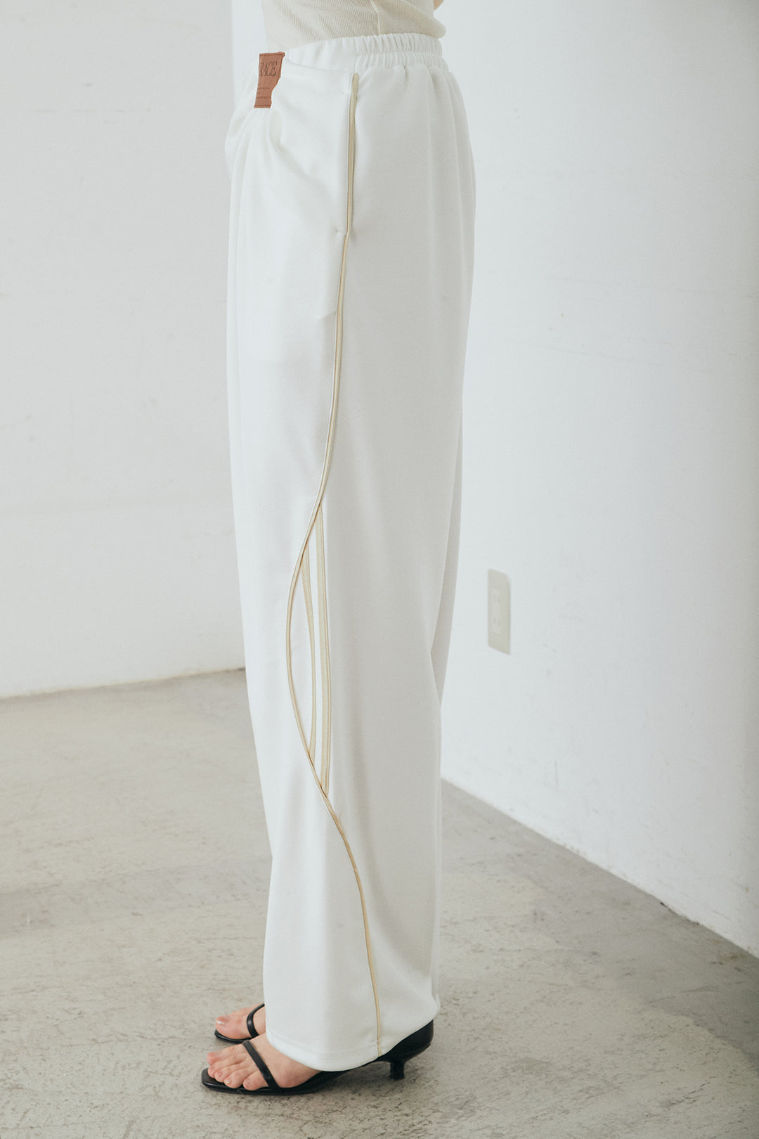 ライトダンボールウェーブラインドレープパンツ