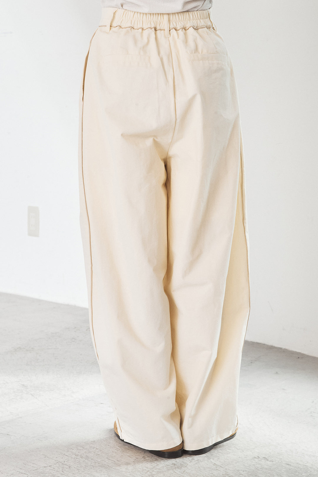 [SET]刺繍レースオーバーサイズシャツ+合繊ツイルパイピングタックカーブパンツ(2set)