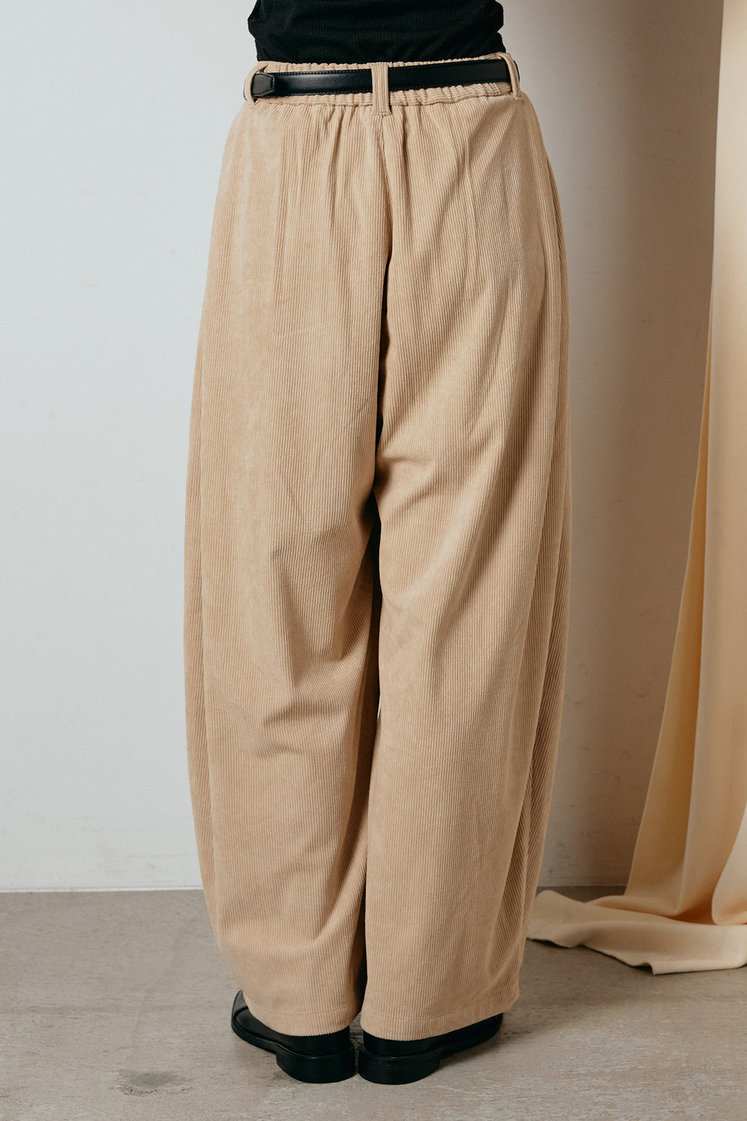 コーデュロイサイドタックコクーンパンツ