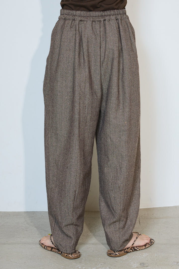 【155cmモデル着用】ヘリンボーンタックパンツ