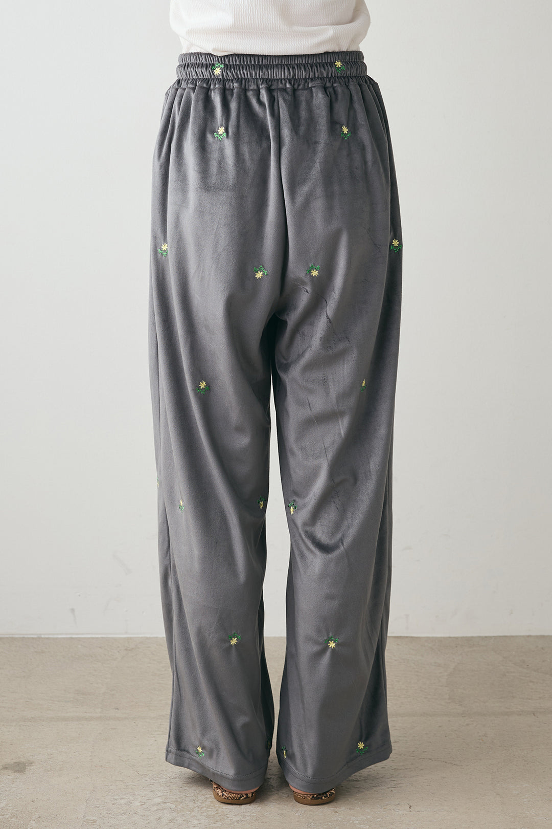 小花刺繍リラックスベロアパンツ