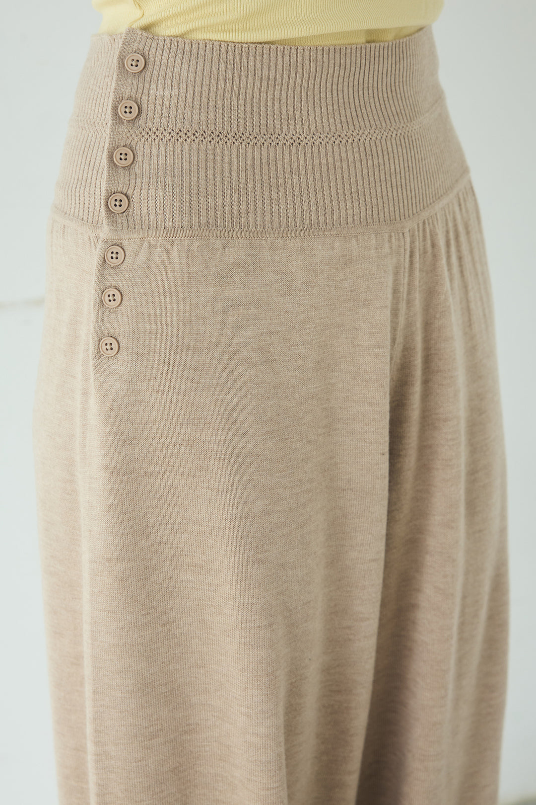 裾絞りリブニットパンツ