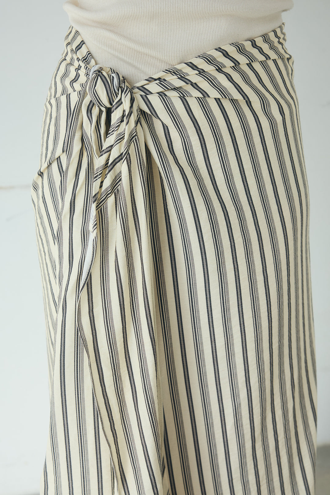 マルチピンストライプ柄巻きスカート