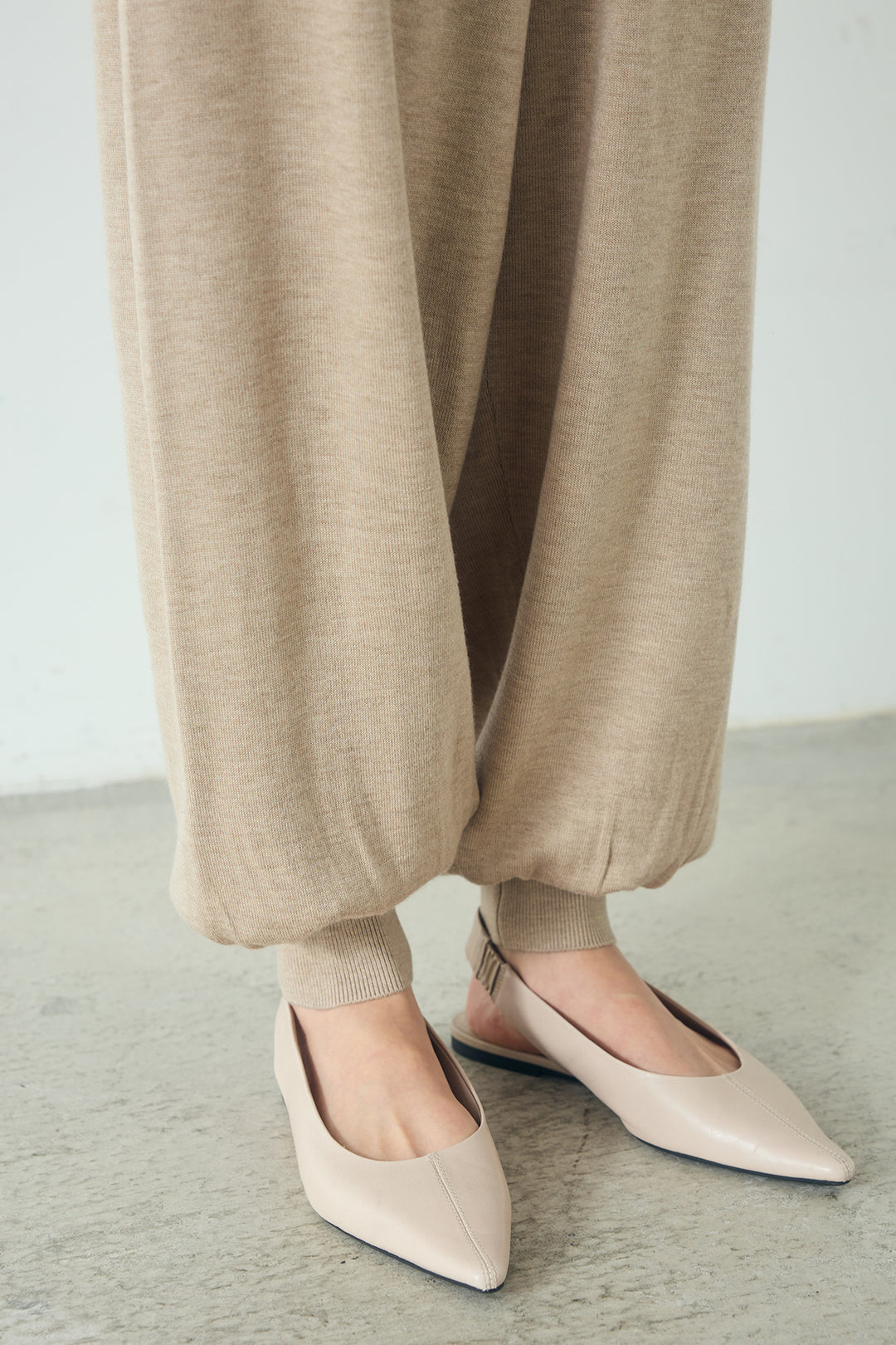 裾絞りリブニットパンツ