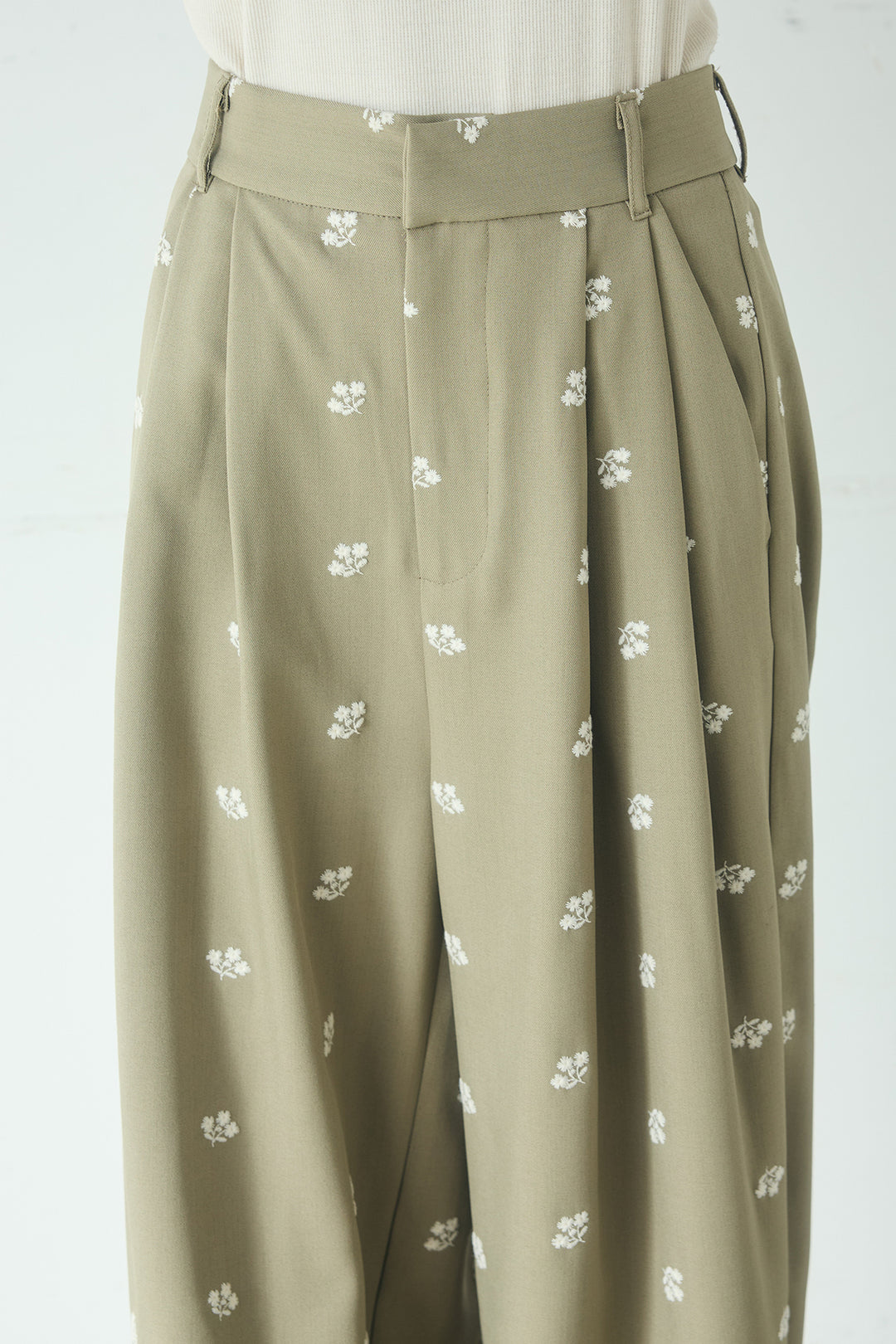 花柄刺繍ツイルタックパンツ
