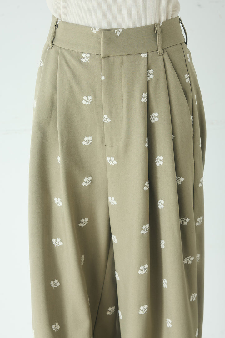 花柄刺繍ツイルタックパンツ