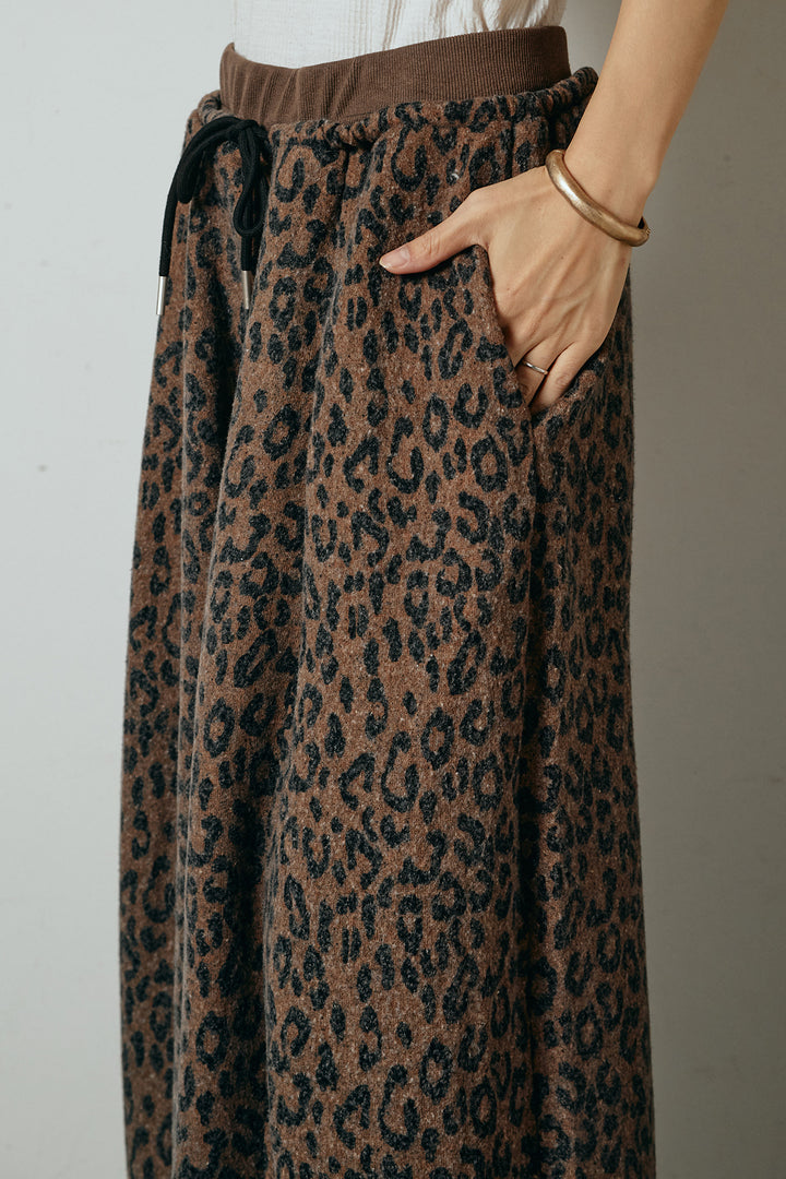 [SET]アシンメトリーデザインニットトップス+リラックスレオパード柄ワイドパンツ(2set)