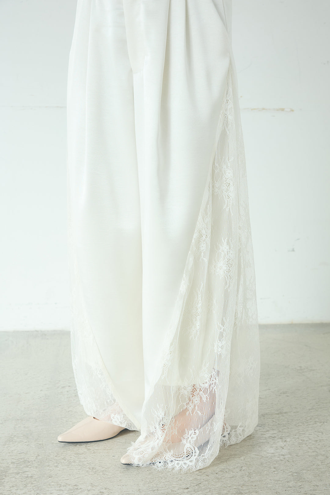 [SET]刺繍レースオーバーサイズシャツ+サテンレース切り替えタックパンツ(2set)