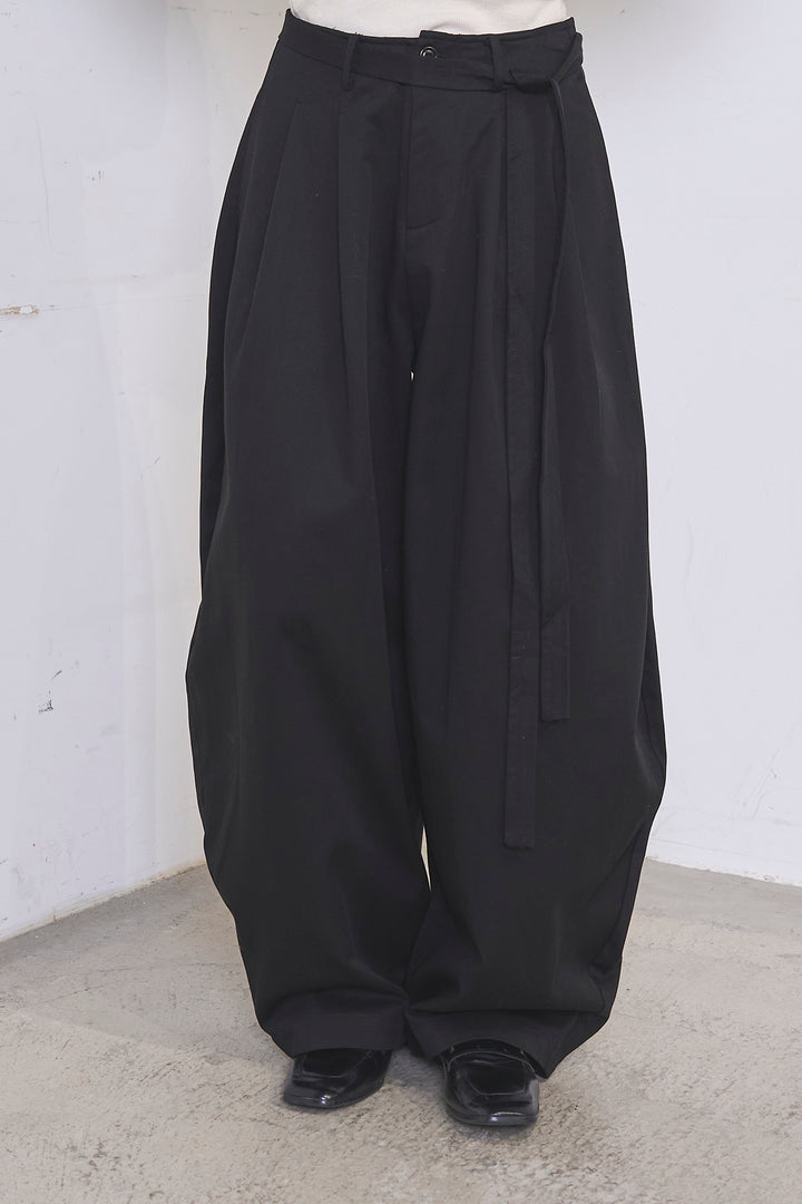 紐ベルト付きカーブワイドパンツ