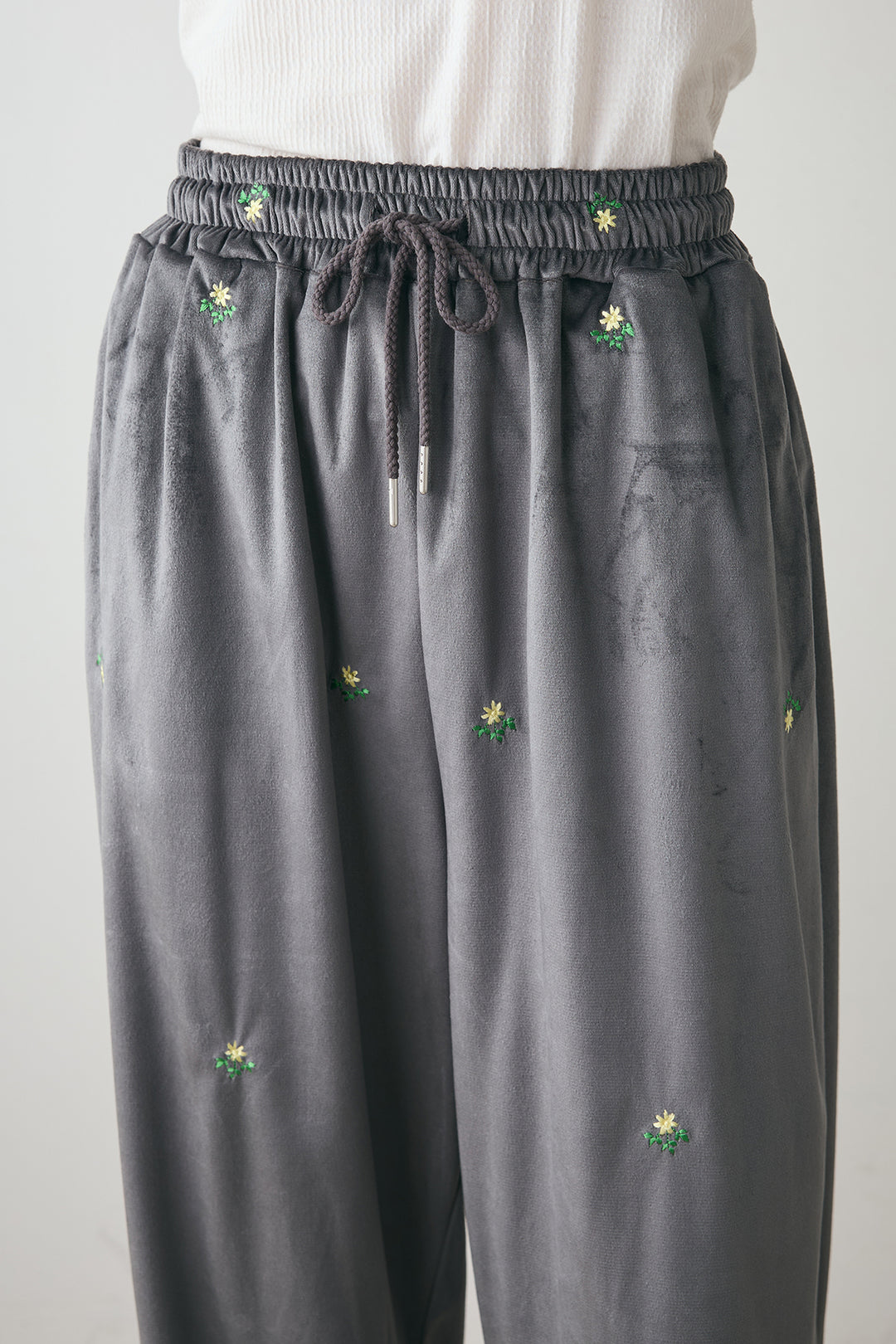 小花刺繍リラックスベロアパンツ