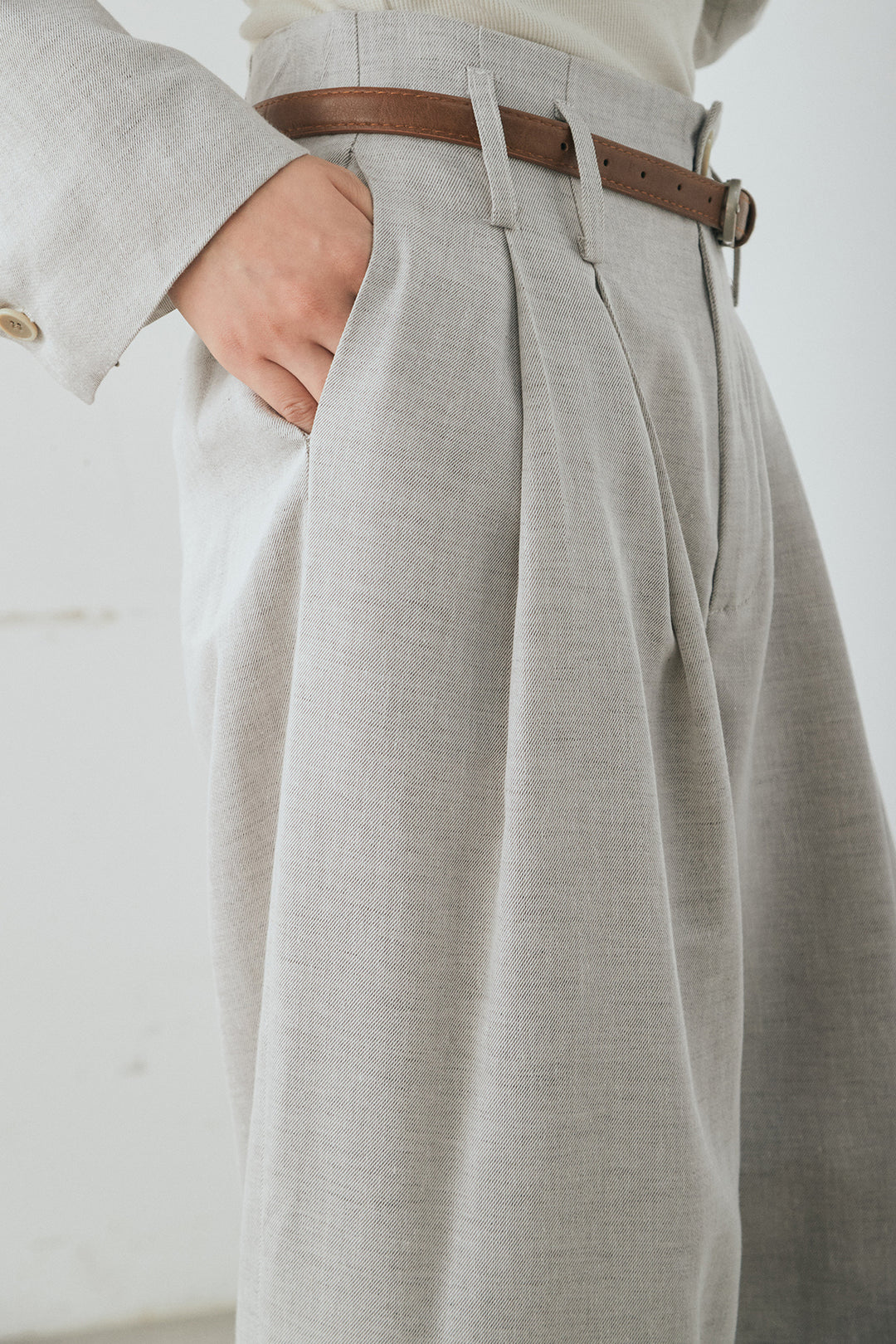 リネンタッチ細ベルト付きワイドパンツ