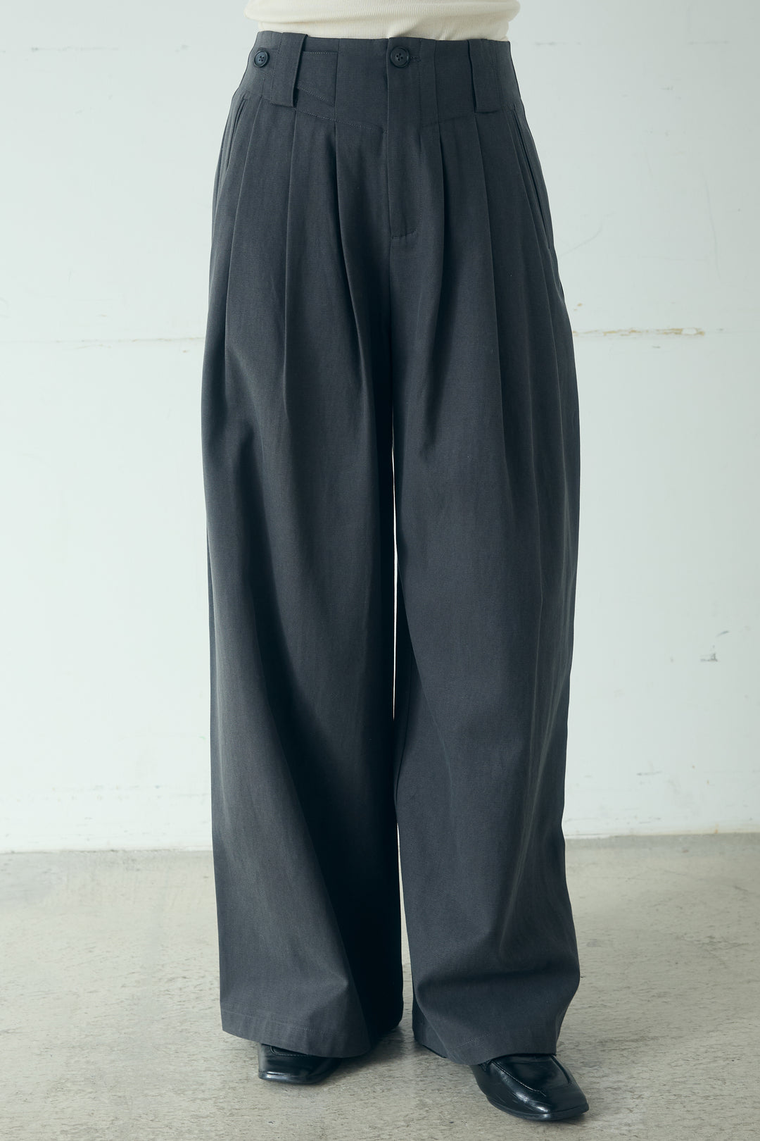 サイド調整ベルトタックパンツ