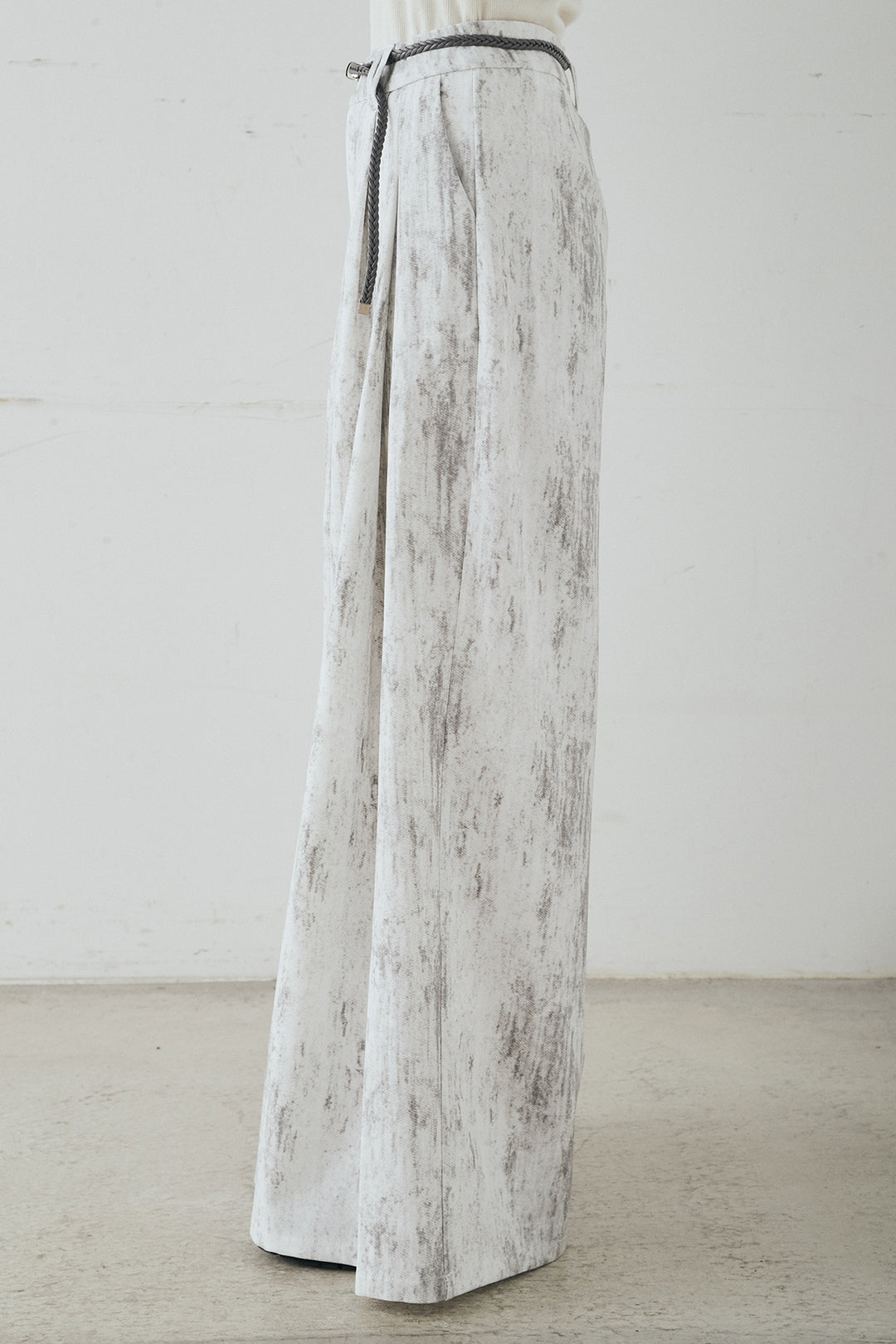 [SET]裾センタードロストロゴプリントワイドTシャツ+紐ベルト付きかすれ柄ワイドスラックス(2set)