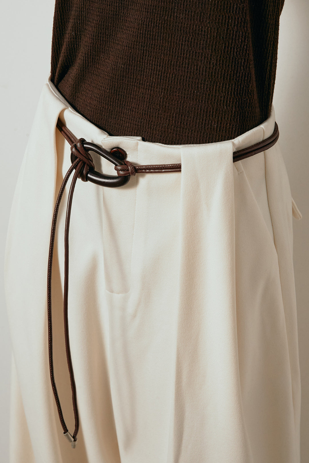 [SET]深Vネックチョウチョヤーンニットトップス+細フェイクレザーベルト付きワイドタックパンツ(2set)