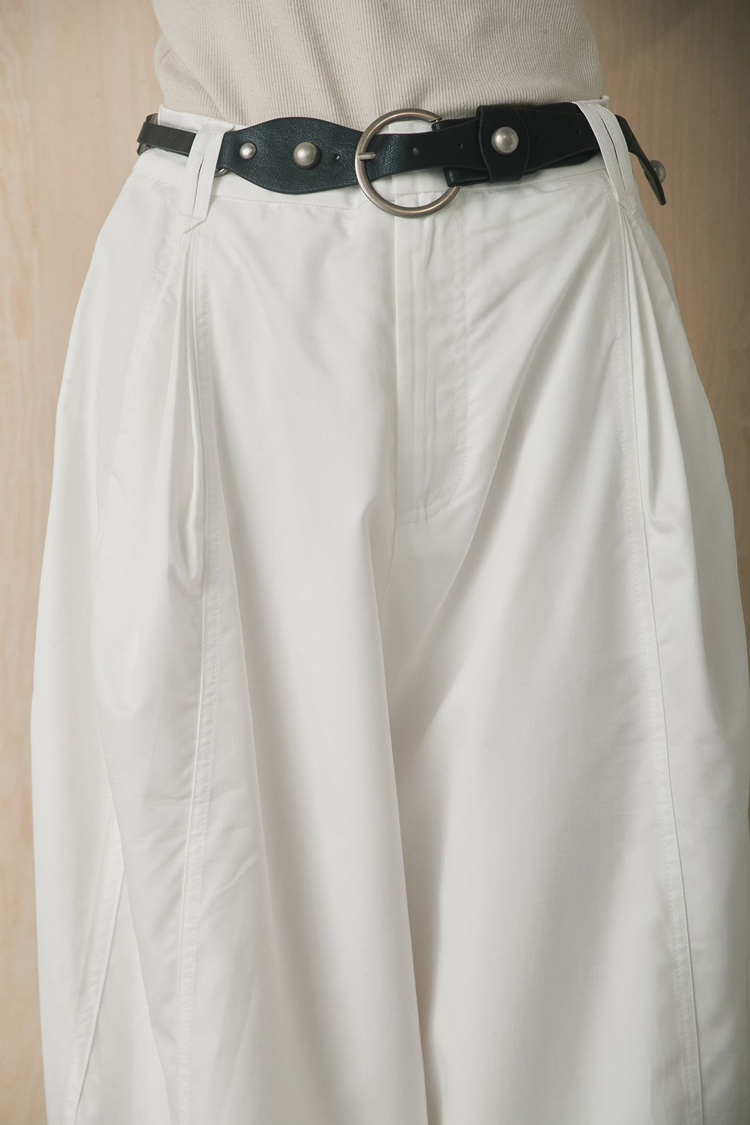 サークルバックルベルト付きタックワイドパンツ