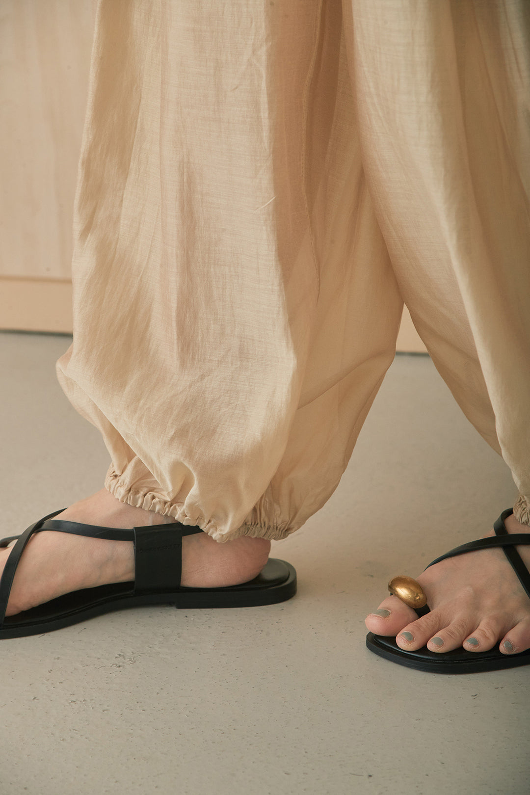 エアリーシアー裾絞りパンツ