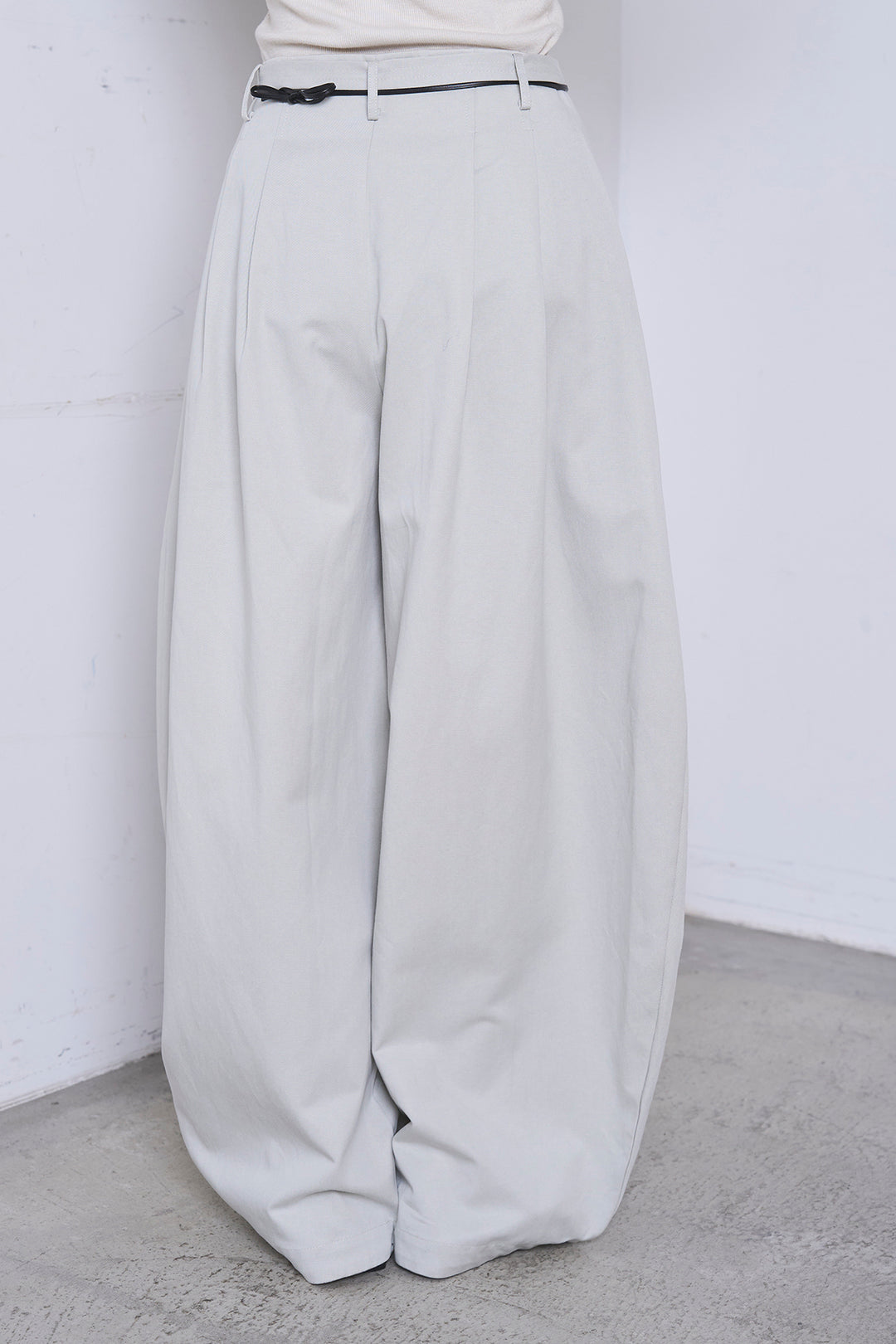 紐ベルト付きカーブワイドパンツ