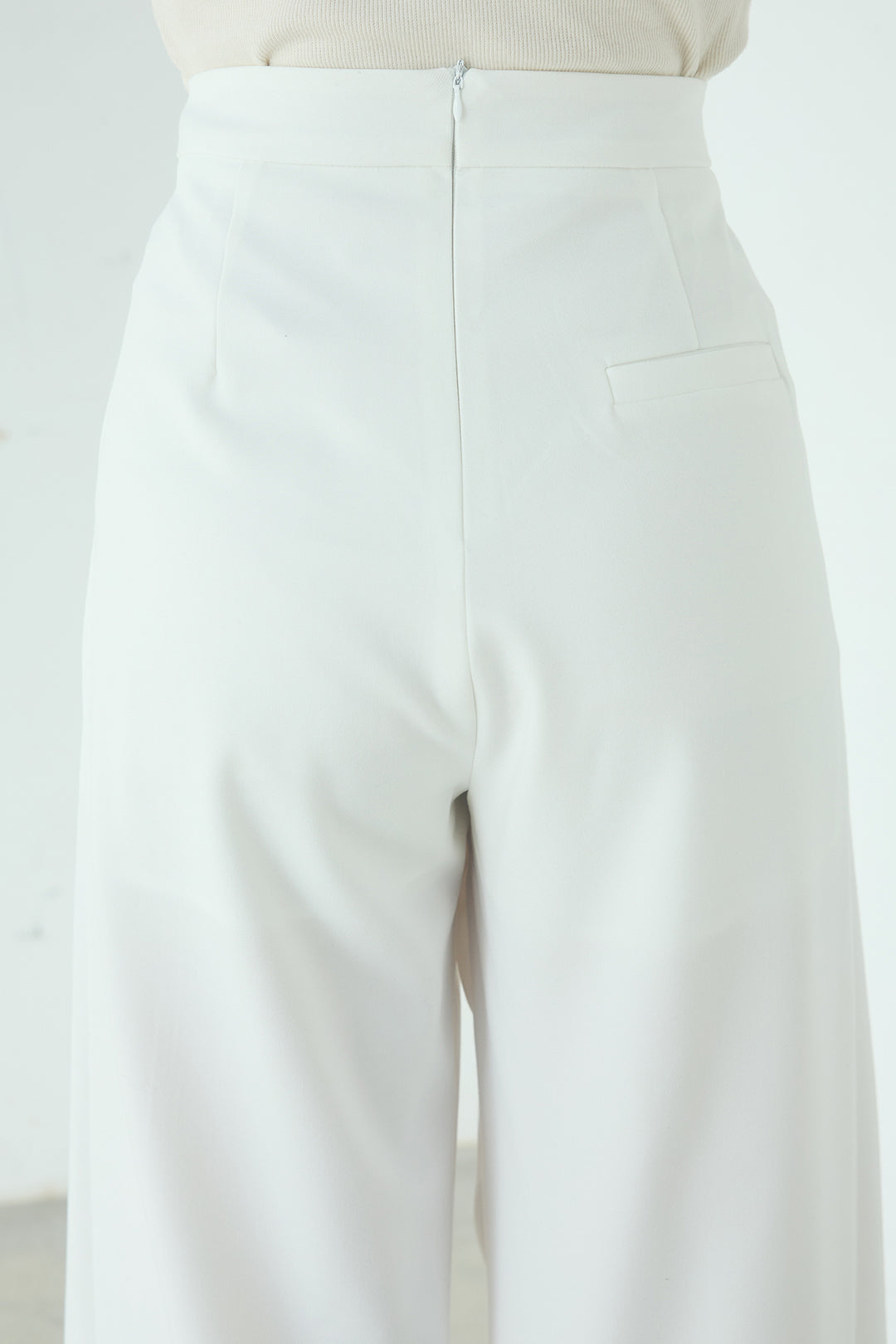 サイドベルトタック入りスラックス