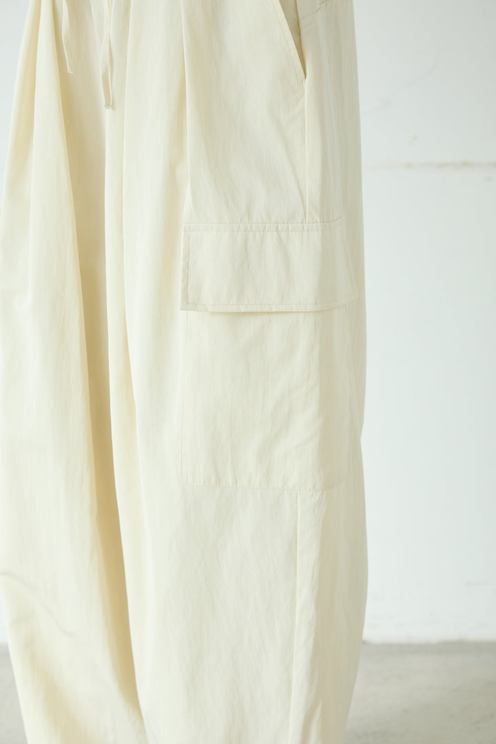 [SET]スポンディッシュBIGボタンクルーネックカーディガン+撥水ジョガーパンツ+ブロード切り替えぺプラムタンク(3set)