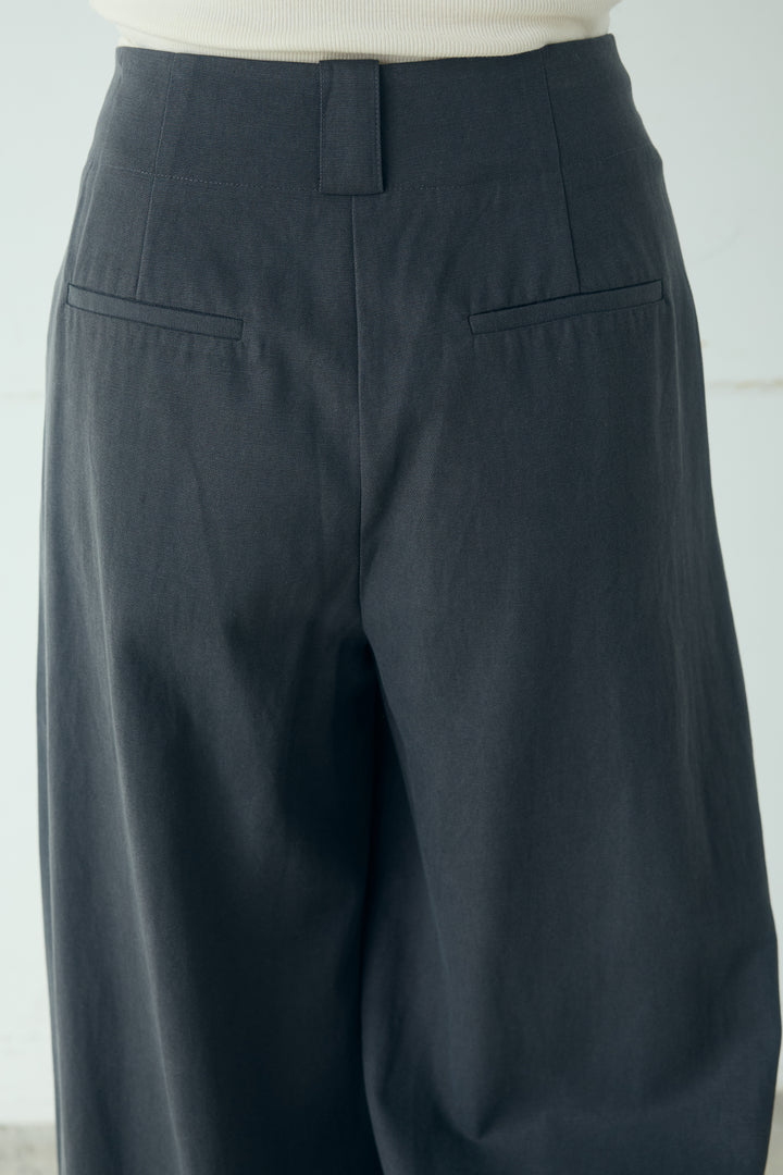 サイド調整ベルトタックパンツ