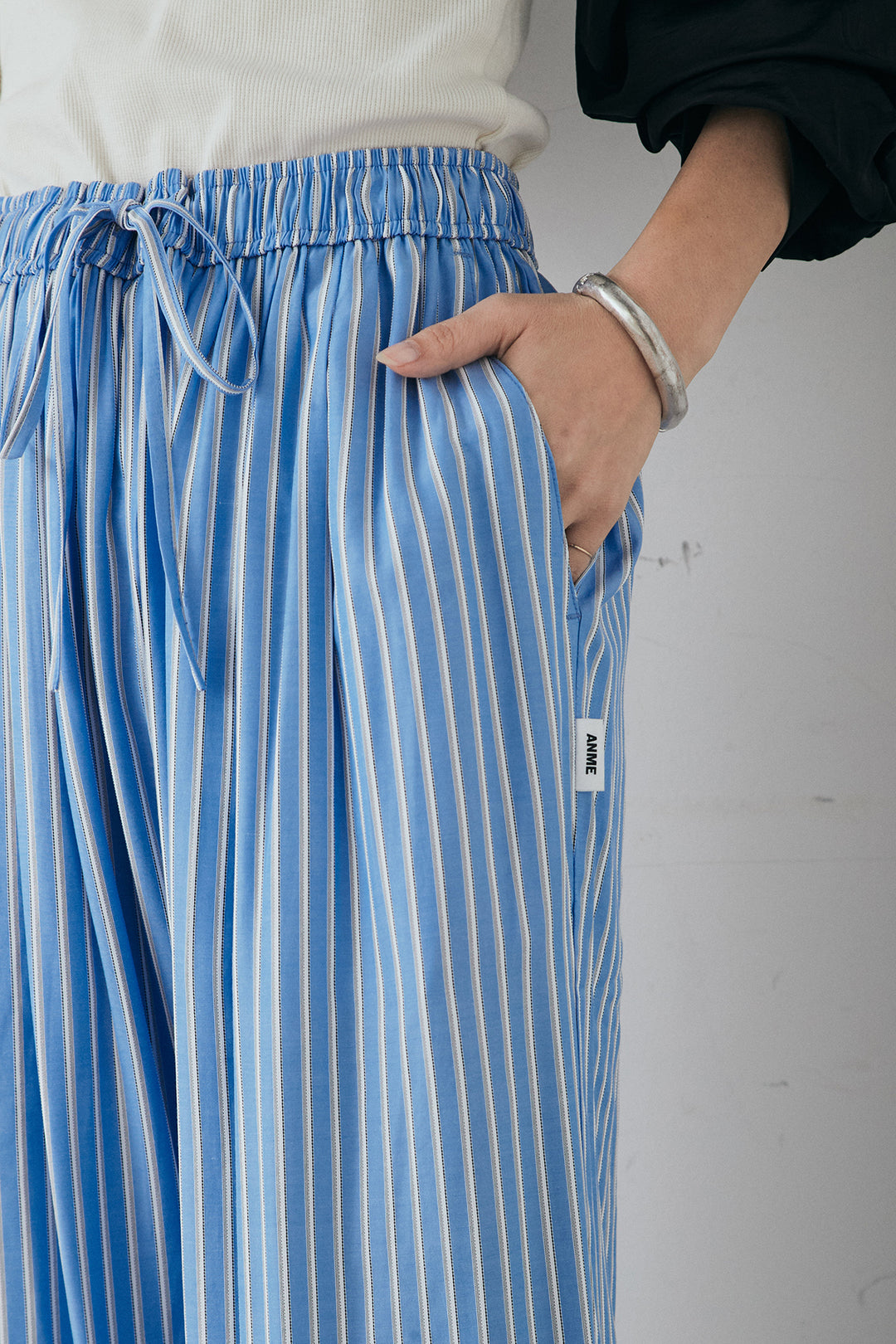 [SET]裾巻きツイストデザインシャツ+レーヨンストライプイージーワイドパンツ(2set)