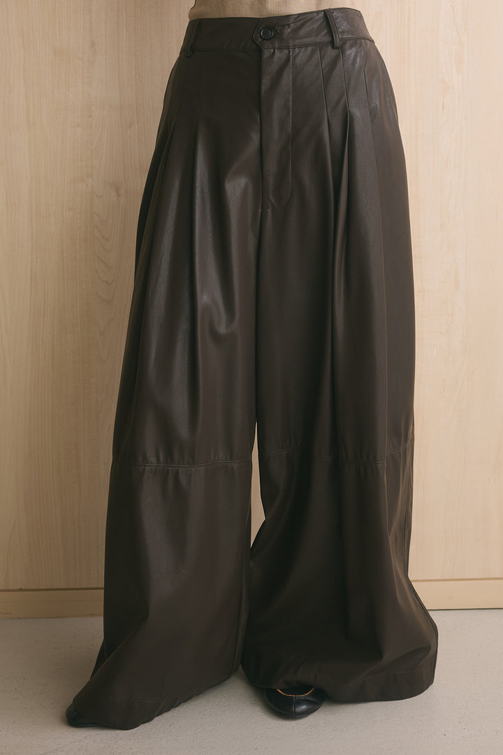 レザーライクタックボリュームパンツ