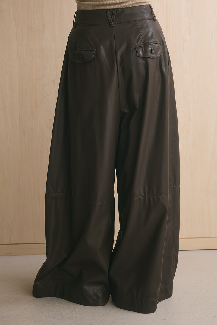 レザーライクタックボリュームパンツ