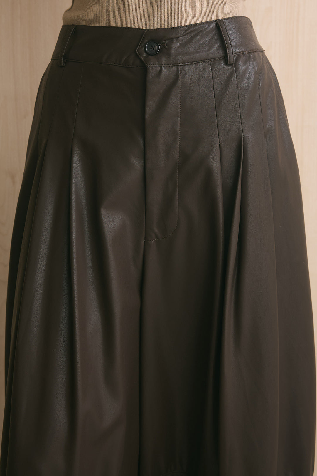 レザーライクタックボリュームパンツ