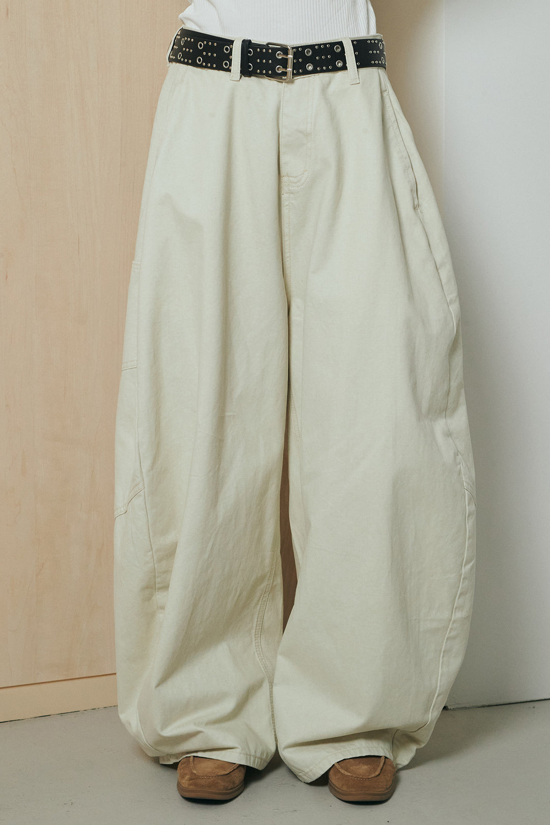 [SET]麻混リラックスニットトップス+ベルト付きカラーデニムパンツ(2set)