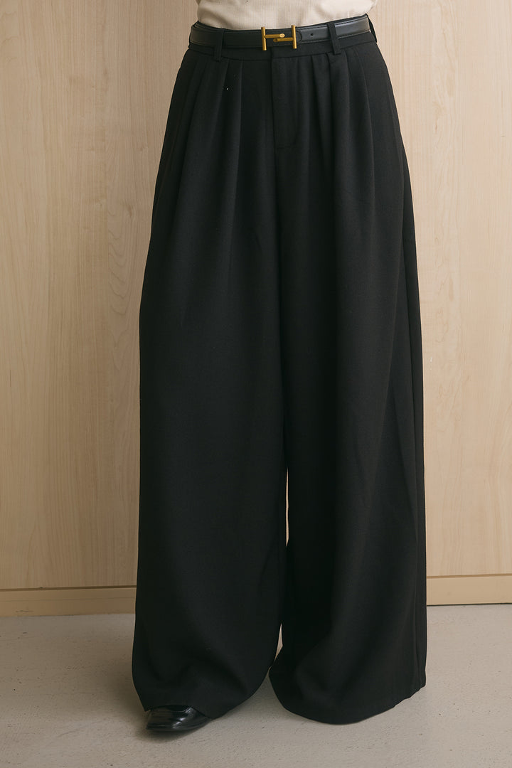 ゴールドバックルベルト付きタックワイドパンツ