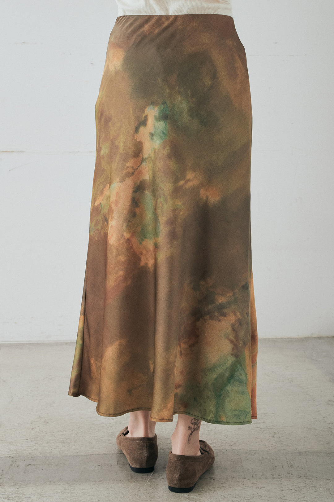 ニュアンス柄サテンスカート