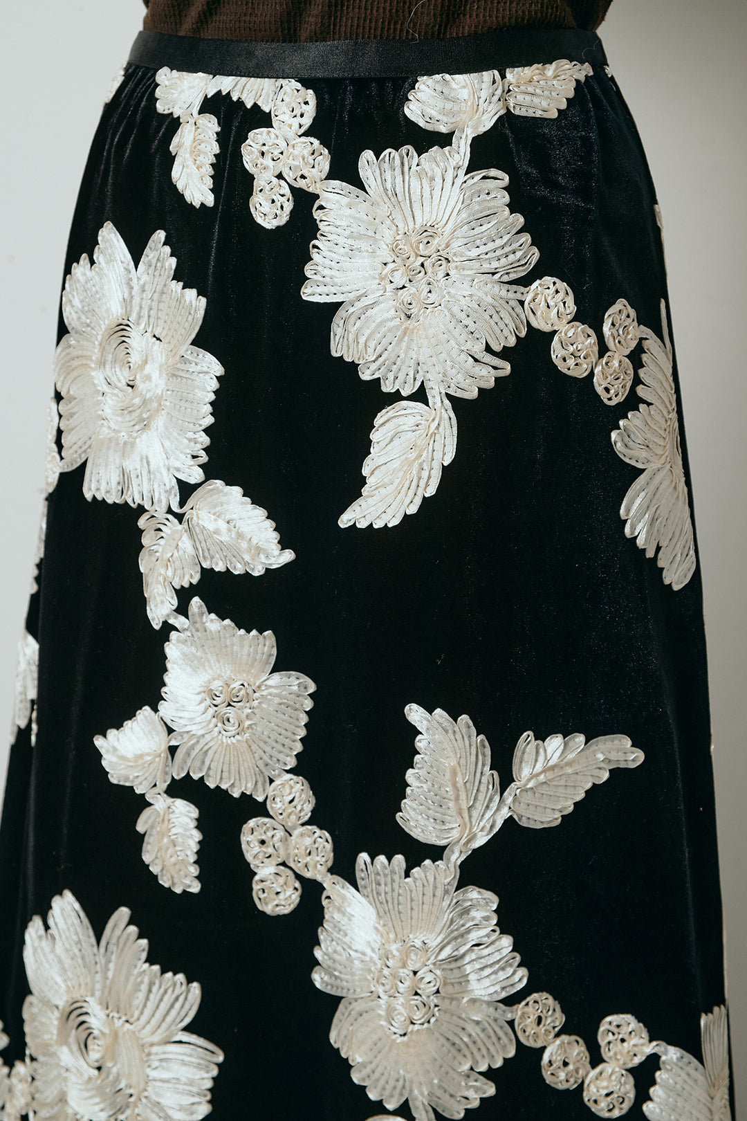 [SET]アシンメトリーデザインニットトップス+フラワー刺繍ワイドスカート(2set)