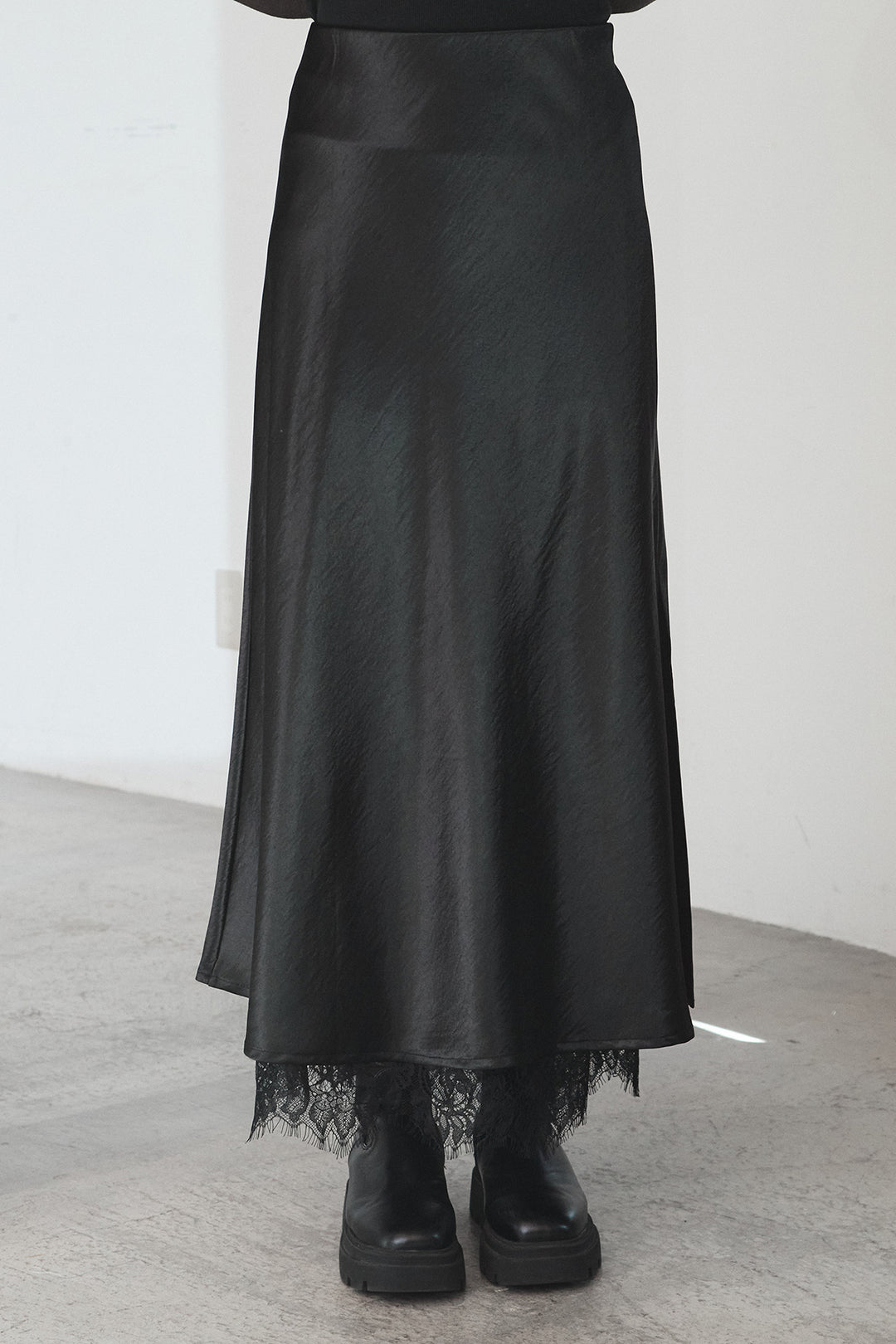 [SET]裏起毛レタリング刺繍フーディショートプルオーバー+ストレッチレースクルーネックインナー+裾レースデザインサテンスカート(3set)