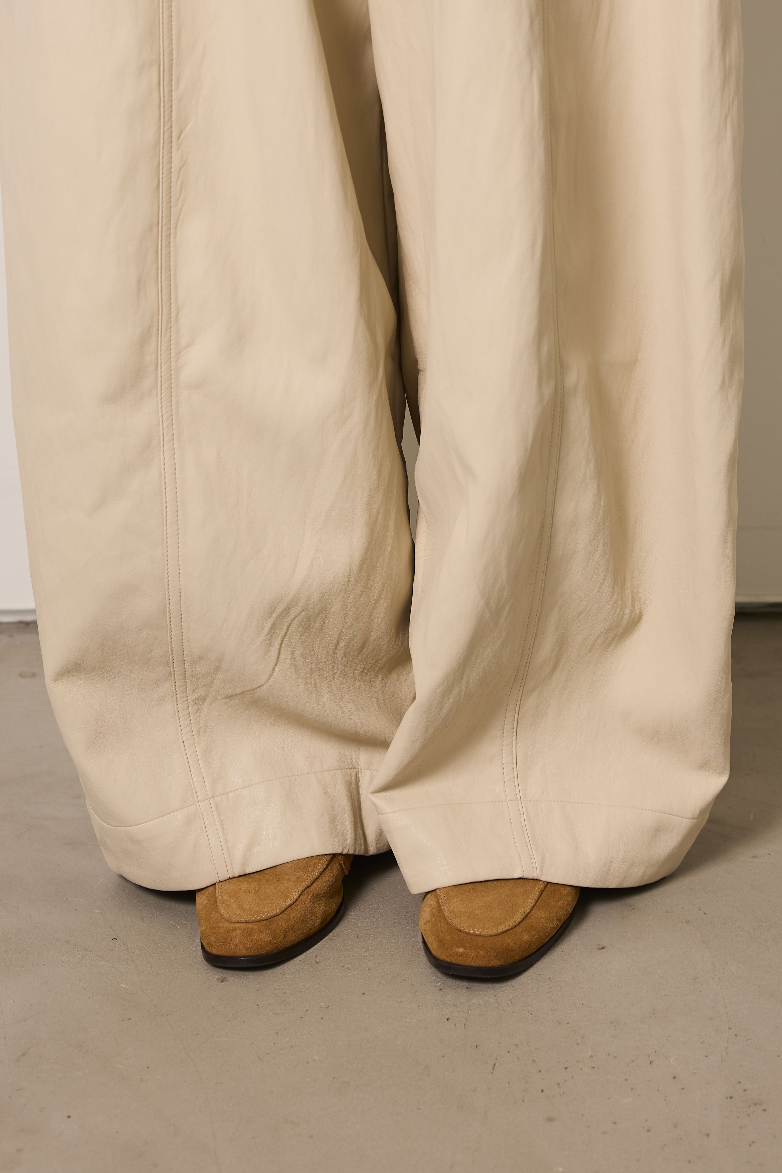 René ベージュ エコレザー　ワイドパンツ 36 即納】フェイクレザーカーブワイドパンツ – ESICA