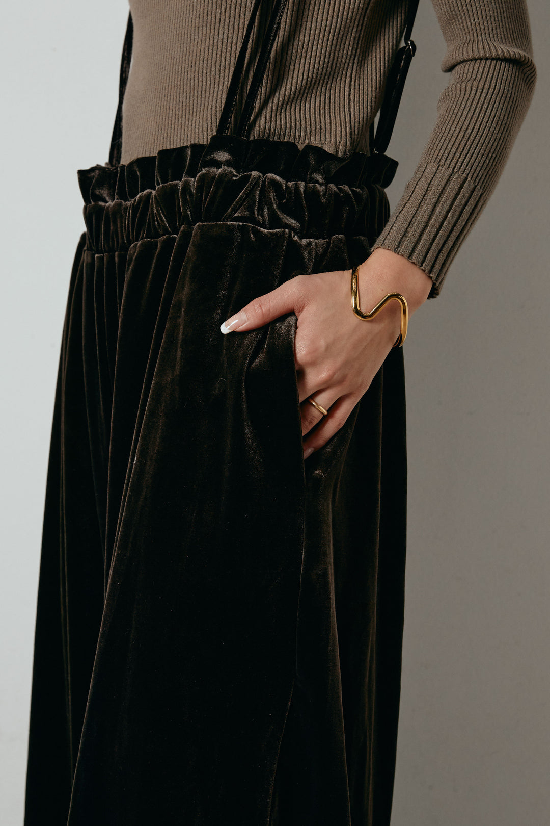 [SET]ループ編みVネックニットカーディガン+ベロアサスペンダー付きパンツ(2set)