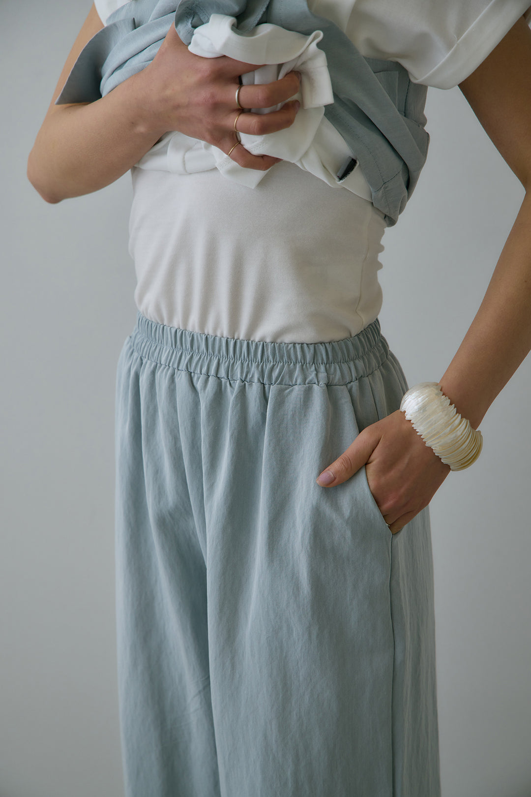 [SET]フロントボタンビスチェSETUP+ネックポーチ付きタックデザインTシャツ(2set)